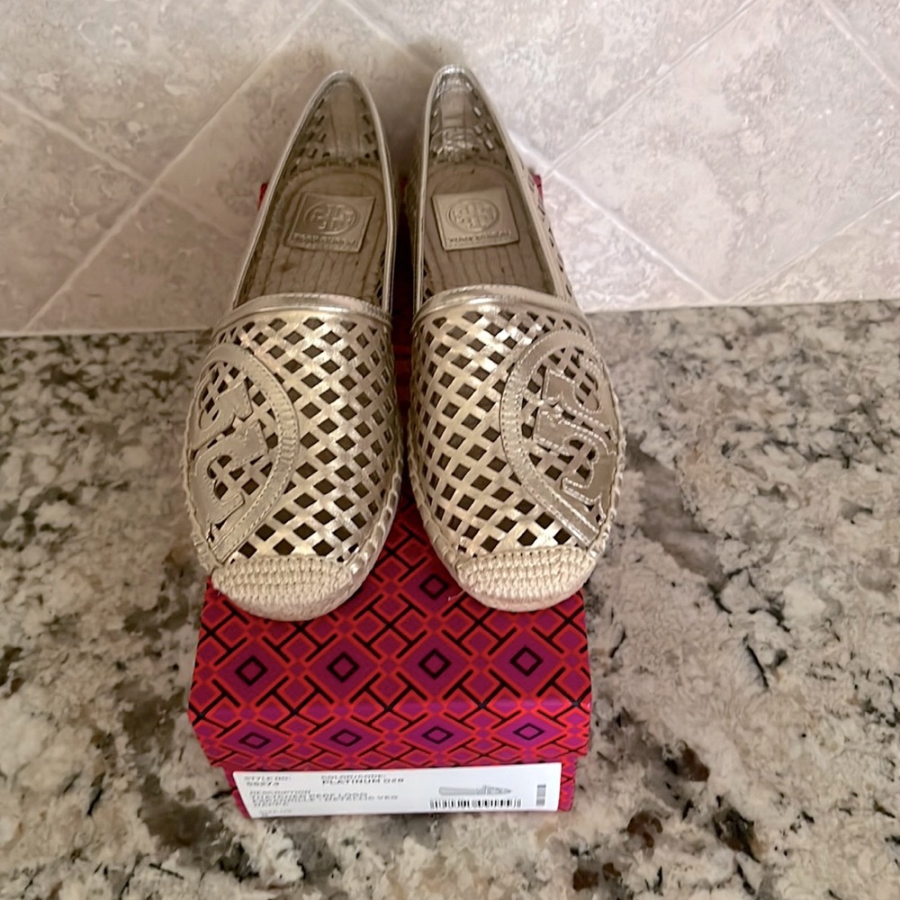 Tory Burch NWB Platinum Espadrille Size 8.